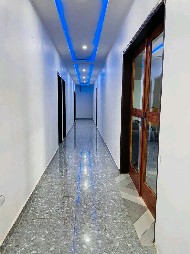 Façade du Miawa Hôtel Yamoussoukro de nuit, éclairée et accueillante