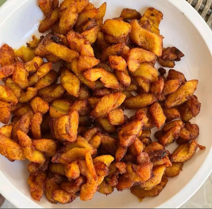 Alloco accompagné de sa sauce pimentée